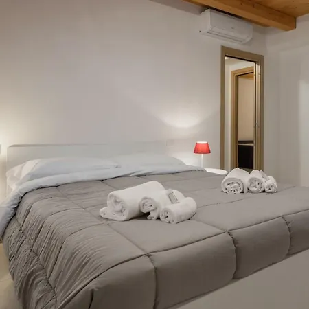 Dimora San Zeno 7 With 4 Sleeps Apartment